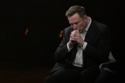 泰兴特斯拉股价收涨超3%：特朗普无意沟通，马斯克父亲劝儿子低头